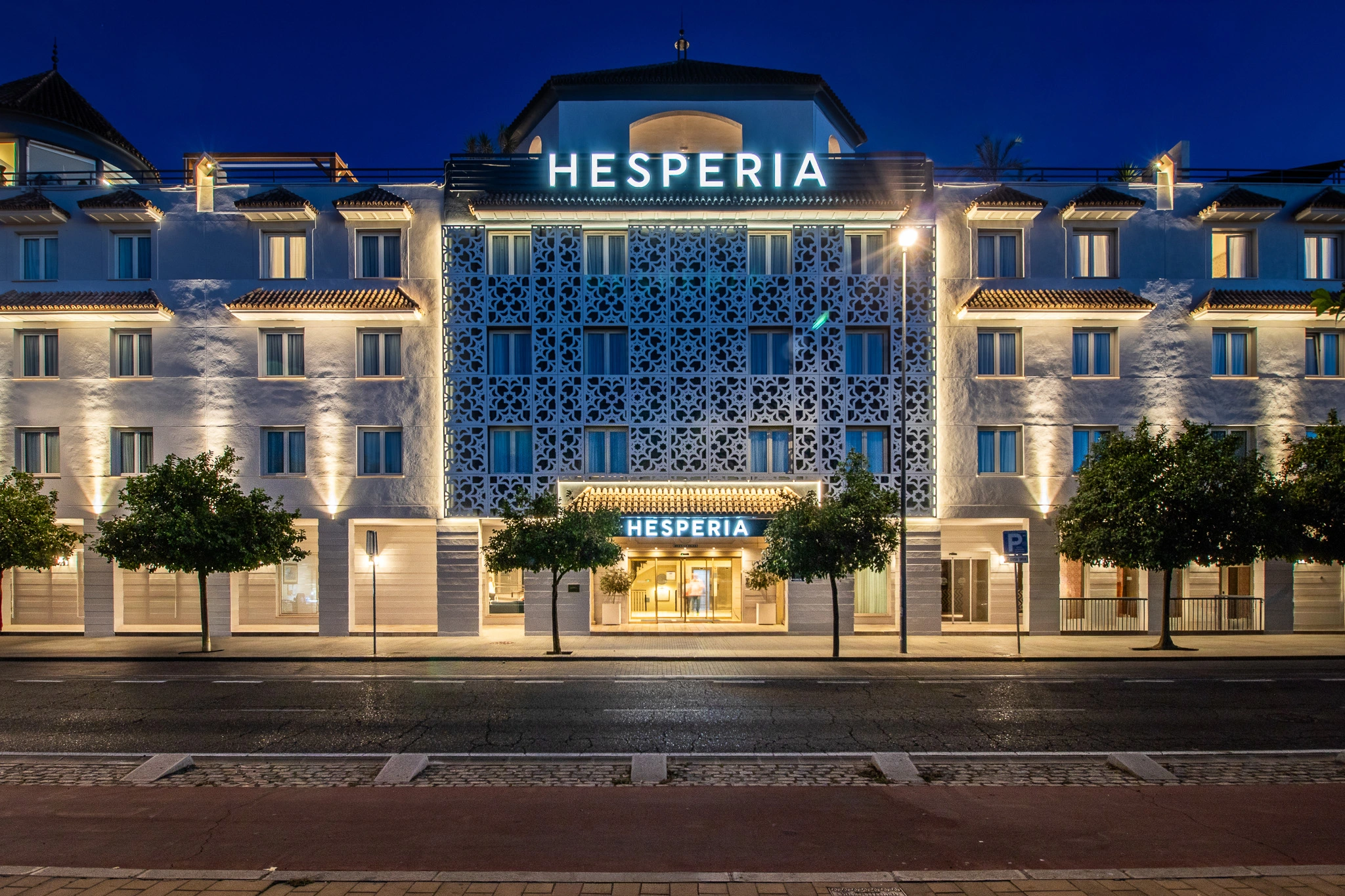 Fachada iluminada de Hesperia Córdoba